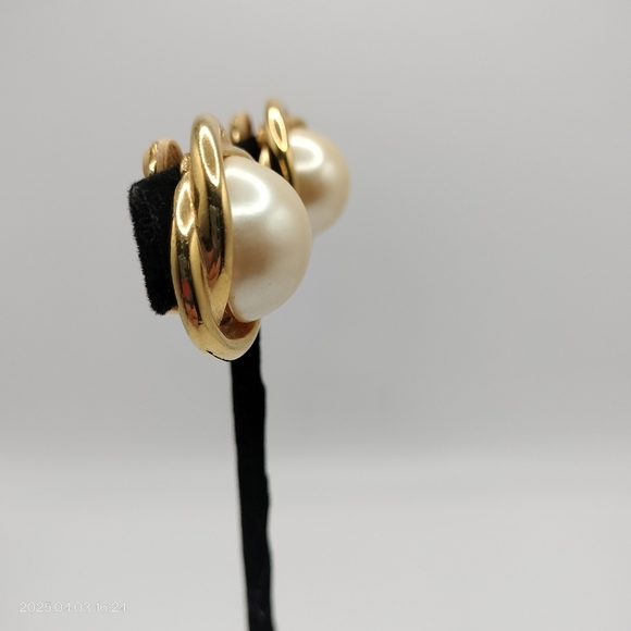 Richelieu faux pearls Gold Tone Swirl Clip On earrings Classic Luxury Business - Picture 2 of 10